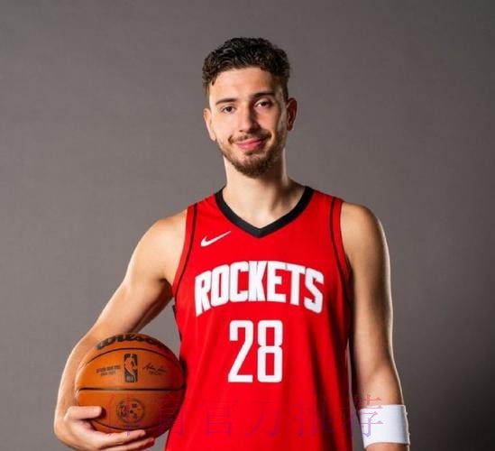 申京自信顶投三分命中,火箭目前全队三分10中3 申京自信顶投三分命中,火箭目前全队三分10中3